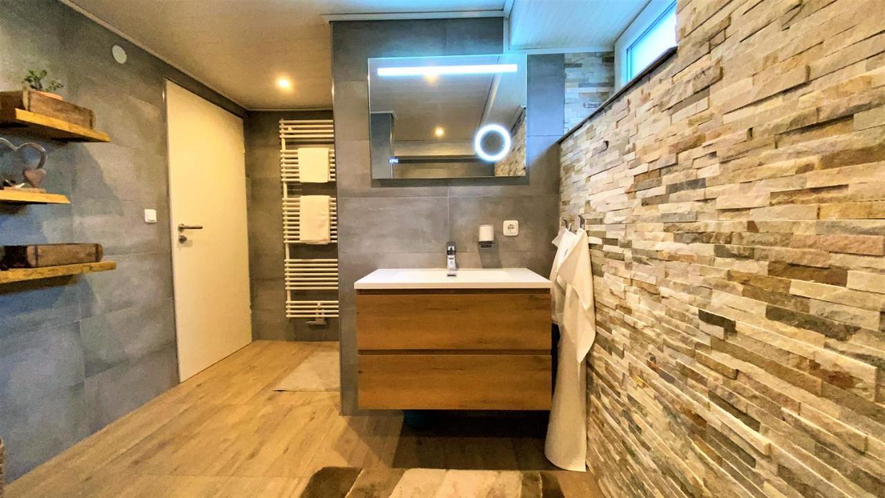 70 m2 Souterrain in Stadtnähe mit 2 Bädern und EV Lademöglichkeit Niestetal Exterior foto