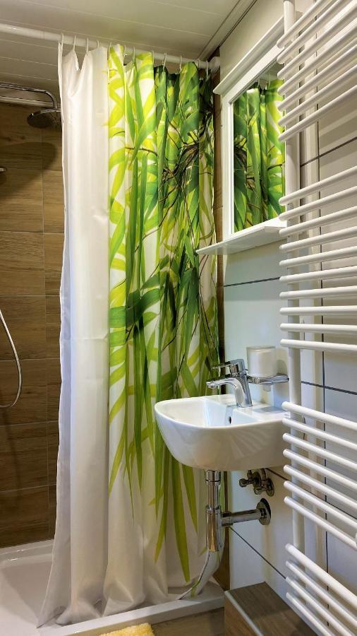 70 m2 Souterrain in Stadtnähe mit 2 Bädern und EV Lademöglichkeit Niestetal Exterior foto